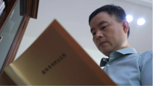 《中国侨界杰出人物》第一集——向海而歌