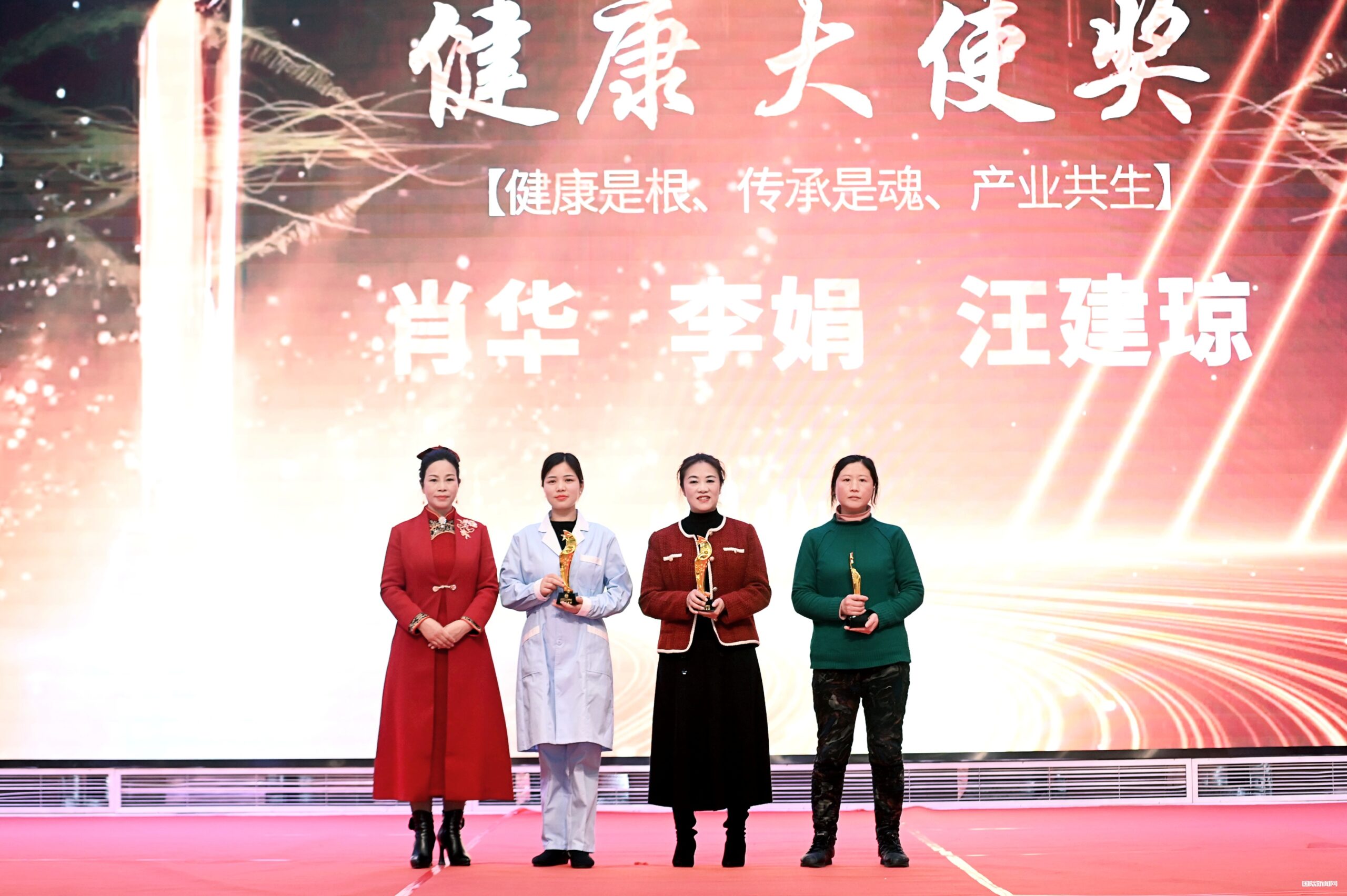 第六届中国长寿产业论坛暨慢性病食药研究中心启动仪式在成都举行