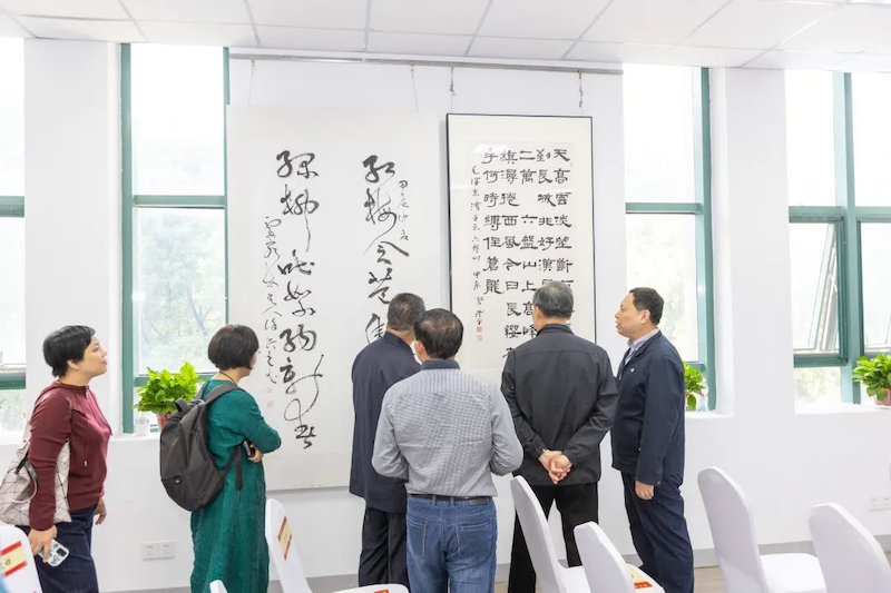 “情系五洲·侨绘江苏”江苏侨界庆祝中华人民共和国成立75周年书画摄影巡展(无锡站)启幕